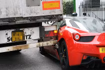 Xót xa nhìn siêu xe Ferrari bị xe tải cán nát 
