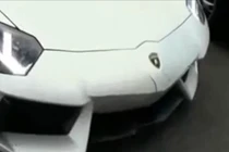 Siêu xe Lamborghini 25 tỷ nứt toác đầu vì hậu đậu