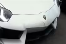 Siêu xe Lamborghini 25 tỷ nứt toác đầu vì hậu đậu