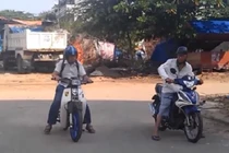 Màn đua xe cười bể bụng giữa Dream và Exciter ở VN