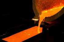 Cận cảnh biến quặng thô thành vàng miếng