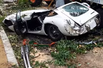 Toyota 2000GT hơn 1 triệu đô bị cây trăm tuổi đè bẹp