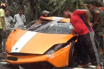 Siêu xe Lamborghini gặp tai nạn vỡ tan nát tại Malaysia