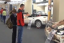 Corvette chơi độc, xây bảo tàng ô tô quanh hố tử thần 