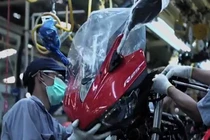 Tận mục quy trình lắp ráp Yamaha R25 gây sốt