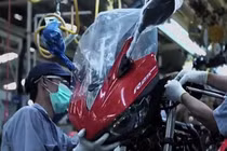 Tận mục quy trình lắp ráp Yamaha R25 gây sốt