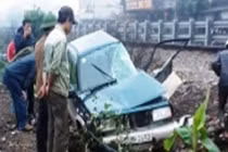 Ô tô chở GĐ NH Chính sách Xã hội bị tàu đâm