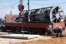 Nhét hàng chục ôtô vào chai rượu... “dằn mặt” tài xế