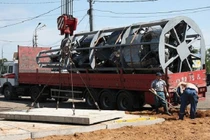 Nhét hàng chục ôtô vào chai rượu... “dằn mặt” tài xế