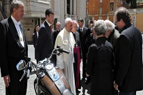 Đức Giáo Hoàng bán mô tô khủng gần 7 tỷ đồng