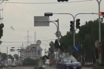 Những pha tai nạn xe máy kinh hoàng vì bất cẩn