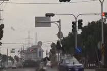 Những pha tai nạn xe máy kinh hoàng vì bất cẩn