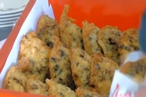 Đột nhập nhà bếp chế biến thịt cá heo trái phép