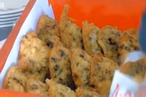 Đột nhập nhà bếp chế biến thịt cá heo trái phép