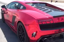 Siêu xe Lamborghini Gallardo lạc tay lái lao ra vệ đường