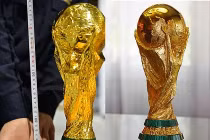 Tận mắt 1.000 cúp World Cup vàng giả lừa thượng đế
