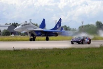 Màn đối đầu đẳng cấp của siêu xe với chiến đấu cơ