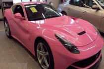 Ferrari F12 màu hồng quyến rũ xuất hiện trên phố