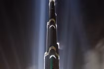 Thang máy ở tòa nhà chọc trời khủng tới mức nào?