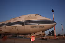 Đột nhập sân bay ma hoang tàn