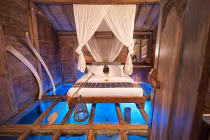 Kỳ ảo khách sạn gỗ xây trên bể cá