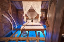 Kỳ ảo khách sạn gỗ xây trên bể cá