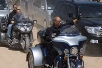 Tổng thống Putin cưỡi Harley Davidson dẫn đoàn moto đến Ukraine 