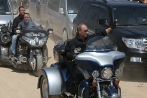 Tổng thống Putin cưỡi Harley Davidson dẫn đoàn moto đến Ukraine 