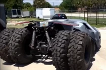 Ô tô khủng của người dơi xuất hiện trên phố