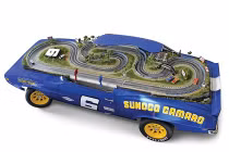 Nóc xe Chevrolet “cụ” biến thành... trường đua mini