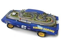 Nóc xe Chevrolet “cụ” biến thành... trường đua mini