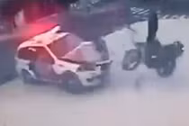 Cảnh sát Brazil lái ô tô bằng 2 bánh bắt tội phạm