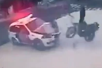 Cảnh sát Brazil lái ô tô bằng 2 bánh bắt tội phạm