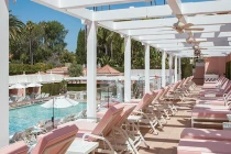 Khách sạn siêu đẹp Beverly Hills bỗng bị sao tẩy chay