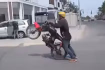 Bốc đầu xe qua mặt CSGT Bình Dương, trẻ trâu gặp hạn