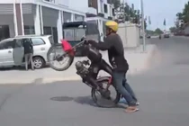 Bốc đầu xe qua mặt CSGT Bình Dương, trẻ trâu gặp hạn