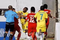 Cầu thủ Hà Nội T&T và Hải Phòng vừa đá bóng vừa đá người