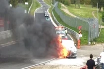  Nissan GT-R bốc cháy dữ dội tại trường đua Nürburgring