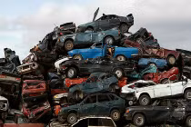 Rợn người ôtô chất cao như núi chờ “hóa kiếp“