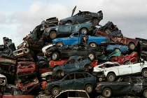 Rợn người ôtô chất cao như núi chờ “hóa kiếp“