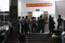 Cảnh sát rút súng bắt kiểm lâm, thu giữ nhiều cọc tiền