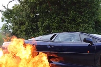 Siêu xế Jaguar XJ220 trình diễn drift đốt cháy cả lốp xe