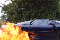 Siêu xế Jaguar XJ220 trình diễn drift đốt cháy cả lốp xe