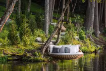 Đại gia chơi trội, mắc giường nghìn đô giữa đường