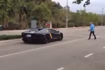 Lamborghini Aventador chạy té khói vì bị người dân ném đá