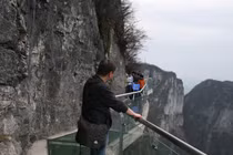 Rùng rợn dịch vụ đi bộ trên chín tầng mây