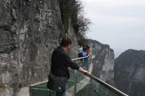 Rùng rợn dịch vụ đi bộ trên chín tầng mây