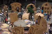 Mãn nhãn nhà xây bằng... giấy