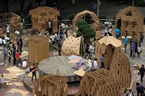 Mãn nhãn nhà xây bằng... giấy