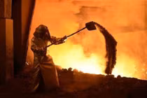 Bàng hoàng cực nhọc bủa vây công nhân ngành thép